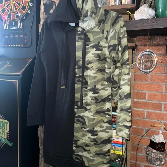 No Boundaries Black and Gray Sweatshirt - Picture 3 of 7